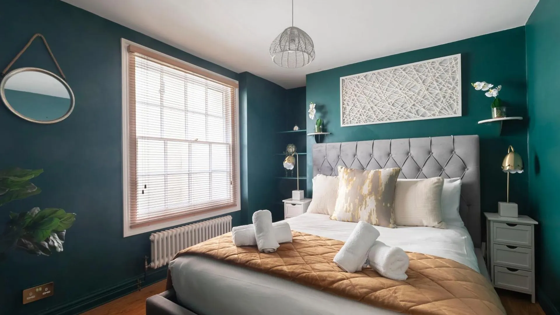 Two Bedroom Period Flat In Montpellier Cheltenham